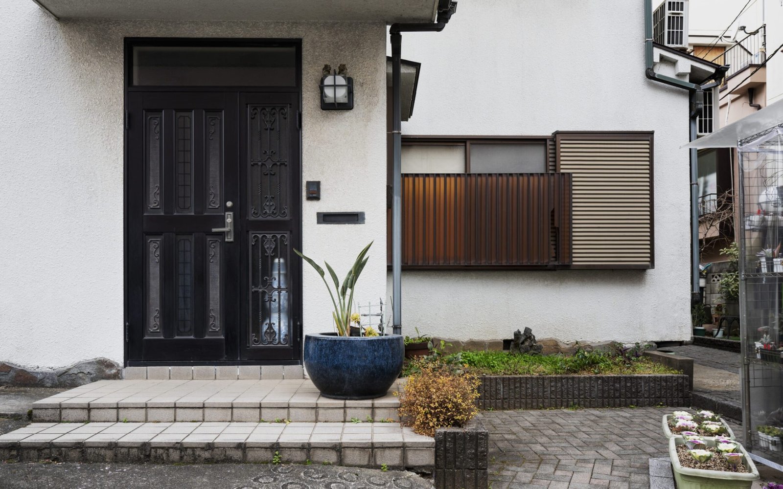 japanese-house-entrance-plant